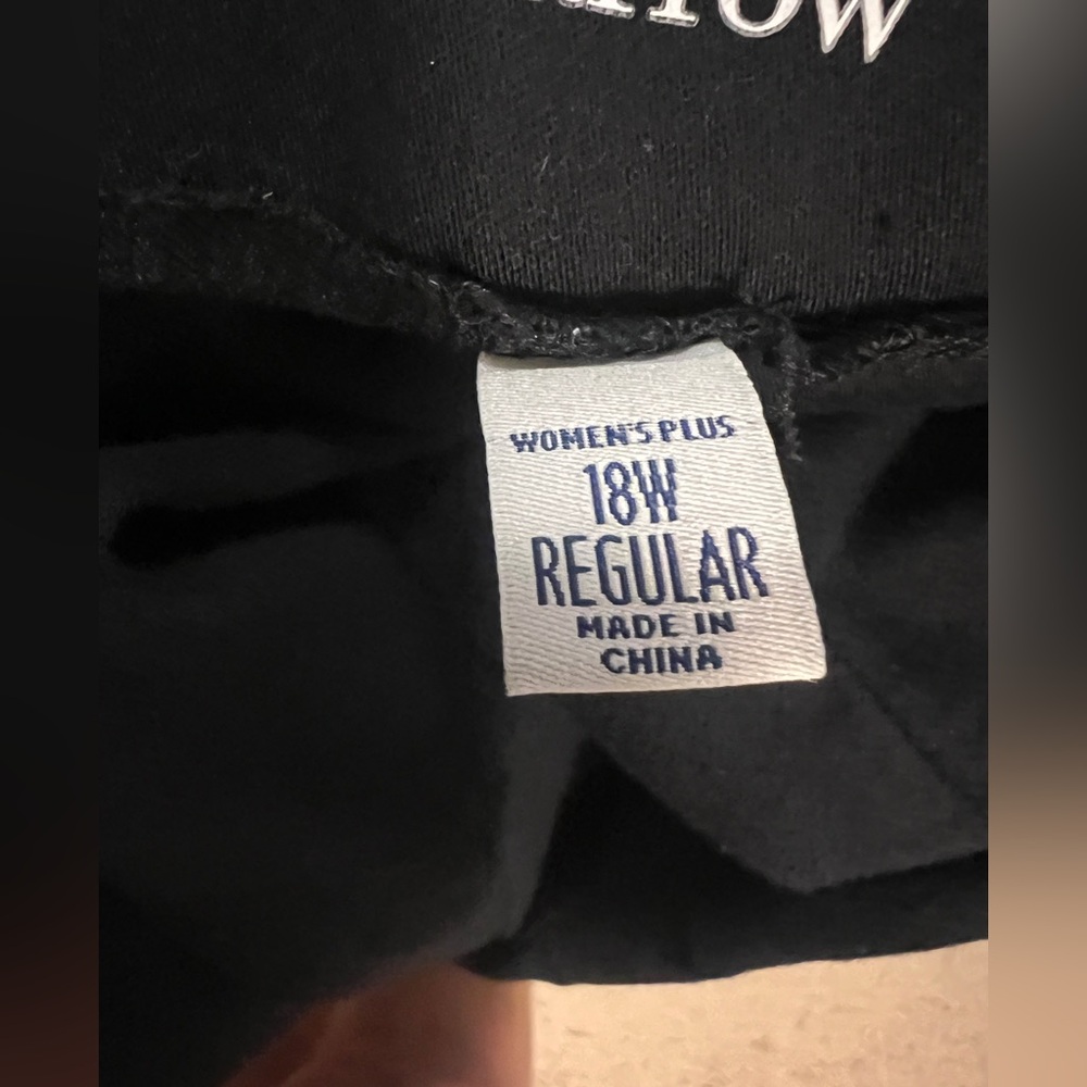 Croft and Barrow Women's Black Capri Pants - Picture 5 of 6